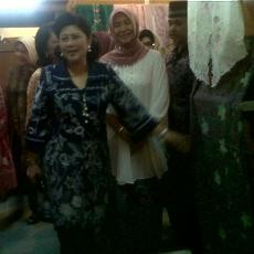 Mampir di Pasuruan, Ani Yudhoyono Borong Busana Bordir