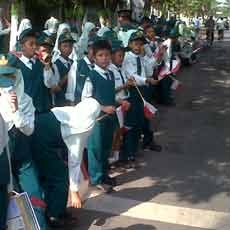 Kunjungi Rumah Busana Bordir, Ribuan Siswa Sambut Ani Yudhoyono