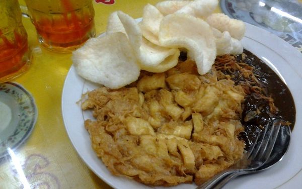 Asyiknya Ngemil Tahu Tek Telor Plus Es Sinom yang Segar!