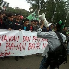 Protes Kenaikan BBM, Massa HMI Bandung Dorong Motor