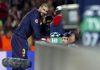 Perjuangan Barcelona semakin berat setelah bek andalanya Gerard Pique membuat gol bunuh diri setleh salah mengantisipasi umpan Franck Ribery. REUTERS/Sergio Perez.