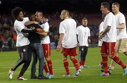 Franck Ribery kedatangan tamu setelah laga usai. Ia pun memberikan jersey untuk fan tersebut. REUTERS/Albert Gea.