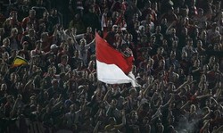 Ada bendera Merah Putih di antara pendukung Bayern Munich. REUTERS/Gustau Nacarino.