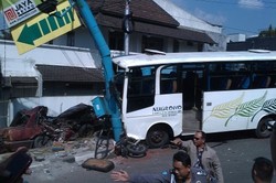 Cerita Saksi Mata Saat Bus Tabrak 3 Mobil Hingga Ringsek di Semarang