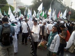 Sebelum Bubar Demo, Massa FPI Bakar Bendera Myanmar