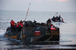 TNI Unjuk Kebolehan Berperang di Depan SBY dalam Latgab di Situbondo