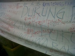 Ini Rupa-rupa Spanduk yang Dukung Lurah Warakas Hadapi Jokowi