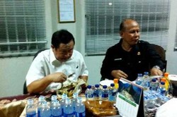 Menyerahkan Diri, Susno Duadji Santap Sate & Jus Jeruk