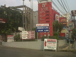 Rencana 2 Harga Premium Batal, Antrean Mobil di SPBU Makin Panjang