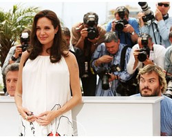 Lucu! Ada Penampakan di 10 Foto Selebriti Ini