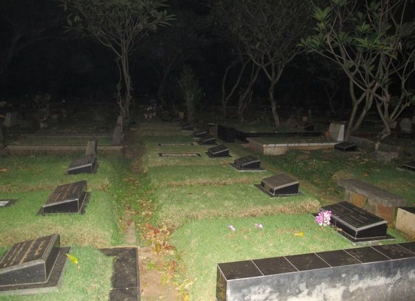 Seramnya Kuburan Jeruk Purut di Malam Hari