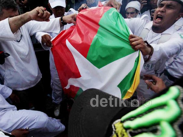 Massa FUI Robek Bendera Myanmar Massa FUI Robek Bendera Myanmar