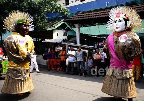 Ondel-ondel Demo Tolak MRT Layang