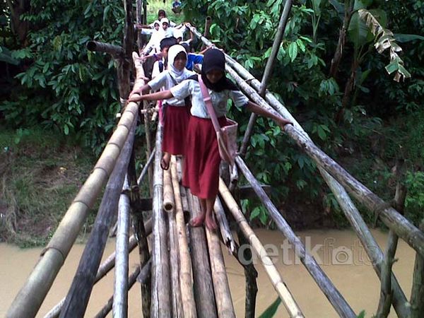 Anak SD Meniti Jembatan Bambu di Lebak