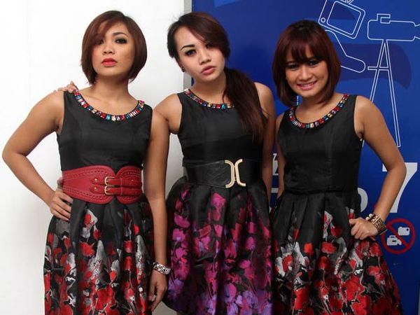 Trio Macan Berbunga-bunga