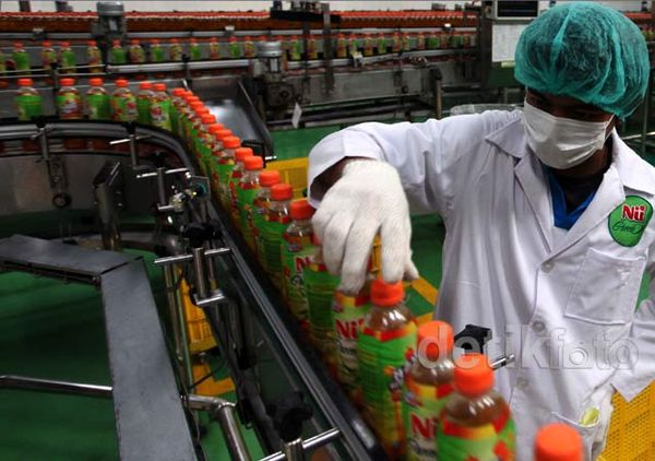 Melongok Pabrik Minuman Ringan