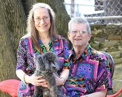 Resep Langgeng Pasangan Menikah 37 Tahun: Selalu Pakai Baju Kembar