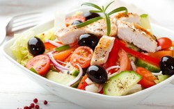 Racik Salad Ayam Untuk Sarapan Penuh Energi