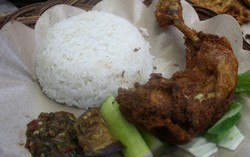 Makan Enak Murmer, Ayam Goreng Lepaas Plus Sambel Ijo