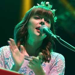 Aksi Minimalis Lenka di Jakarta