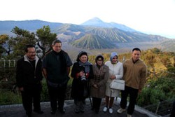 SBY Mengagumi Sunrise Gunung Bromo