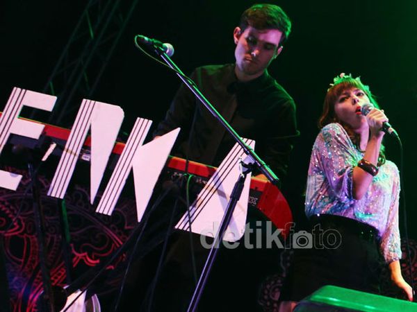Konser Minimalis Lenka di Jakarta
