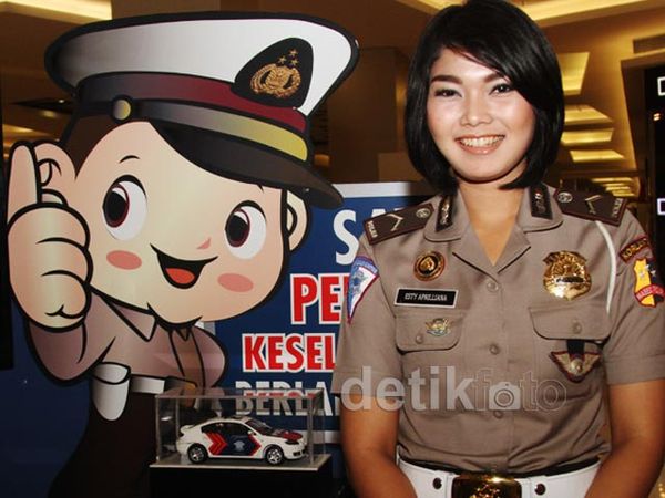 Cantiknya Bripda Esty