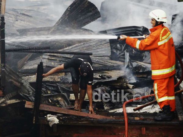 Si Jago Merah Lalap Pemukiman Padat