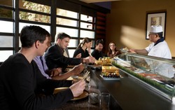 Mau Bersantap di Resto Sushi Asli Jepang? Patuhi Etiket Ini!