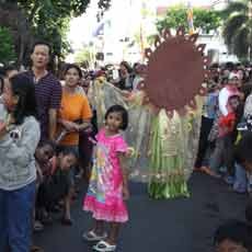 Penonton Pawai Budaya HUT ke 720 Kota Surabaya Tak Tertib