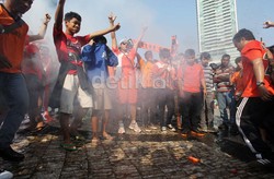 Dalam aksinya, puluhan suporter The Jak Mania, meminta kepada para pengurus Persija Jakarta, agar pemain sepakbola Bambang Pamungkas dapat bermain kembali di klub Persija Jakarta.