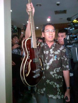 Ini Bass Metallica Milik Jokowi Saat Dibawa ke KPK