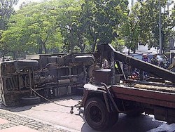 Pecah Ban, Truk Boks Terguling di Depan Mabes TNI AD
