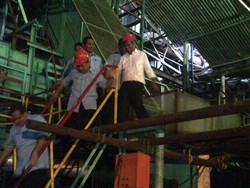 Usai Luncurkan Monorel, Dahlan Kunjungi Buruh Pabrik Gula yang Mulai Untung