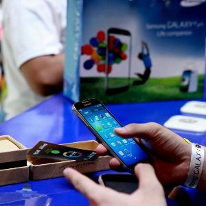 Antrean Panjang Penggila Galaxy S4 di Jakarta
