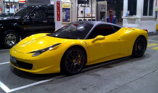 Mobil Super di Jalanan Indonesia