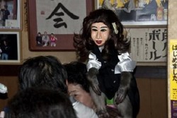 Keren! Monyet Melayani Wisatawan di Tokyo