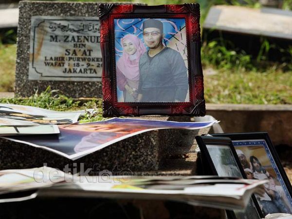 Peziarah Serbu Pernak-pernik Uje