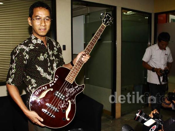 Jokowi Laporkan Gitar Metallica ke KPK