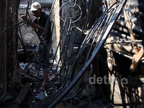 Puing-puing Kebakaran di Kampung Pulo Dibersihkan
