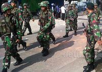 TNI-Polri Amankan Lokasi Bentrok Suporter vs Warga
