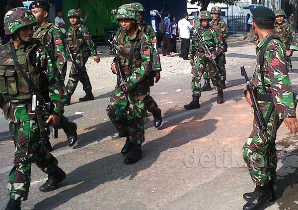 TNI-Polri Amankan Lokasi Bentrok Suporter vs Warga