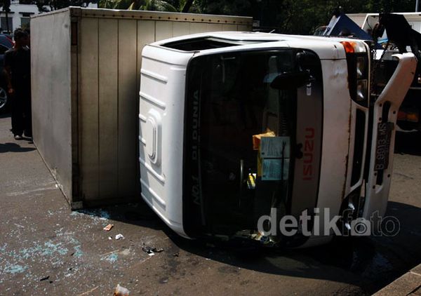 Mobil Boks Terbalik di Depan Mabes TNI AD