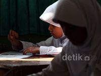 UN SD di Bekasi Berlangsung Tertib