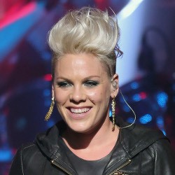 Batalkan Konser, Pink Dicaci Penggemar