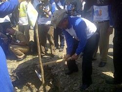 Pakai Topi Koboi, Djoko Kirmanto Nyangkul di Acara Hari Air Dunia