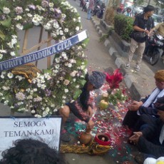 Seniman Sentil Pemkot dengan Gelar Ruwatan di Jalan Rusak Bekas Kecelakaan