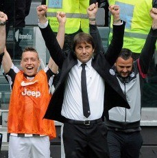 Juve Sukses Pertahankan Gelar, Conte pun Dikerjai Para Pemainnya
