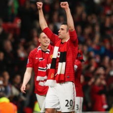 Van Persie Tak Sabar Pajang Foto Dirinya Angkat Piala
