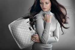 Hati-hati, Banyak Kuman di Dalam Tas Tangan Perempuan